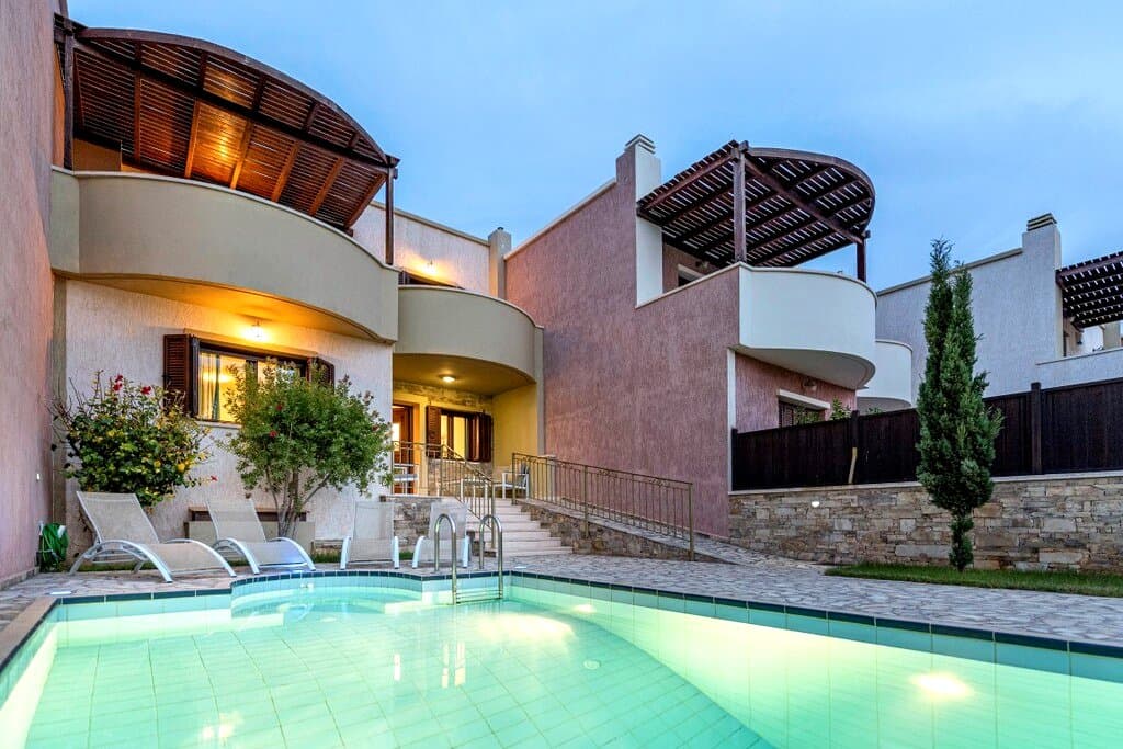 Villa architecturale 4 chambres avec piscine, Makrigialos