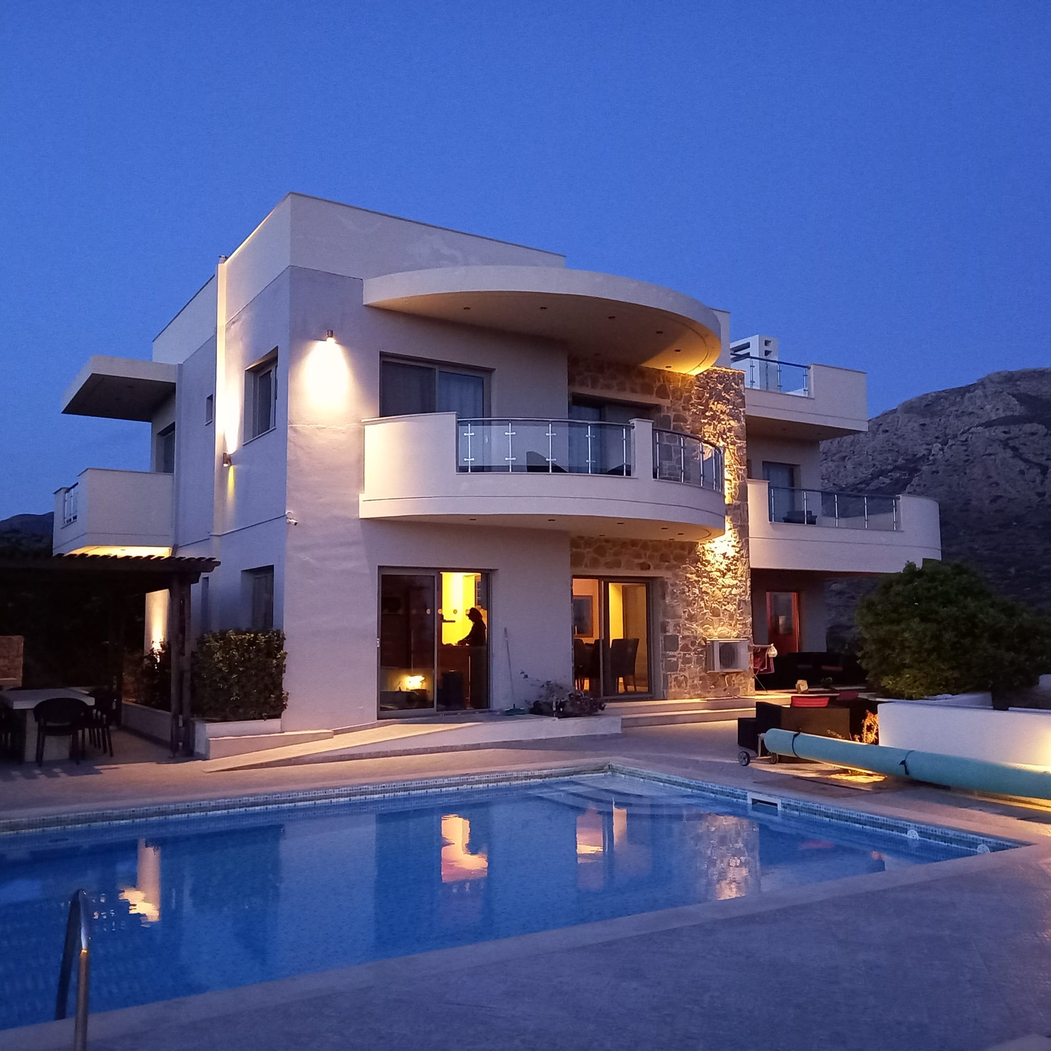 Villa Danae · façade et piscine au crépuscule