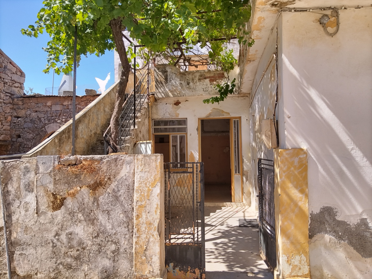Maison traditionnelle avec cour à rénover à Fourni - photo 2