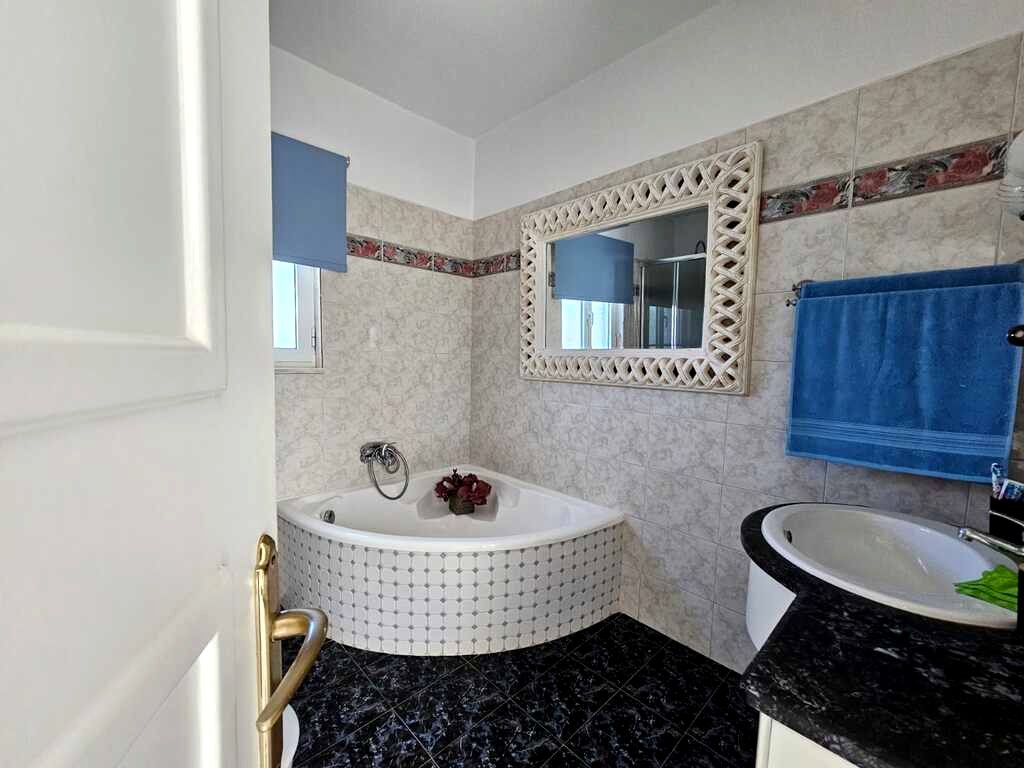 Villa de 200 m² avec piscine à Pacheia Ammos - miniature 13