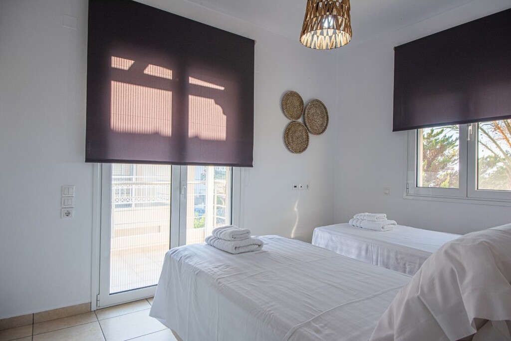 3-Bed Villa 250 sqm with pool, sea view - Paralia Milatou - photo 4