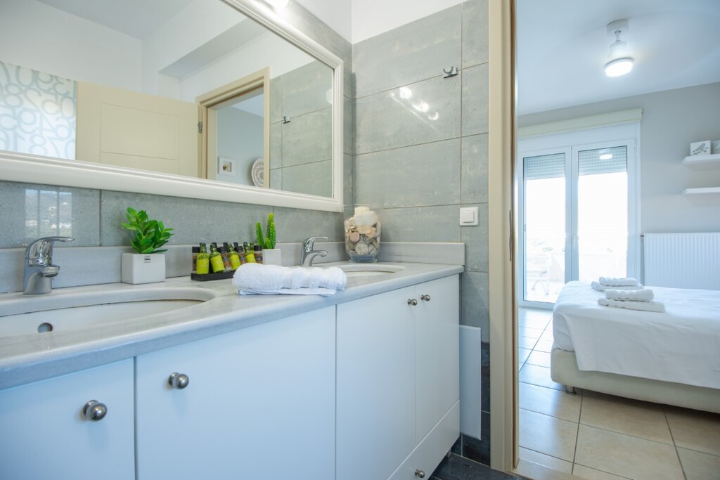 3-Bed Villa 250 sqm with pool, sea view - Paralia Milatou - thumbnail 7