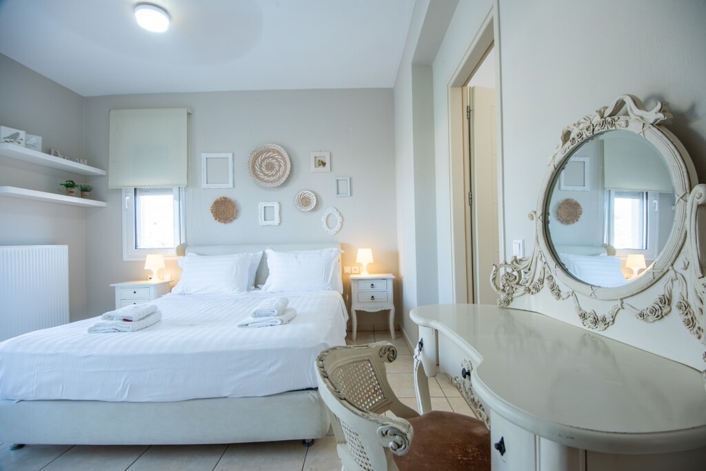 3-Bed Villa 250 sqm with pool, sea view - Paralia Milatou - thumbnail 8