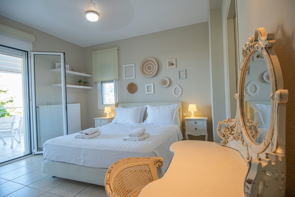 3-Bed Villa 250 sqm with pool, sea view - Paralia Milatou - thumbnail 12