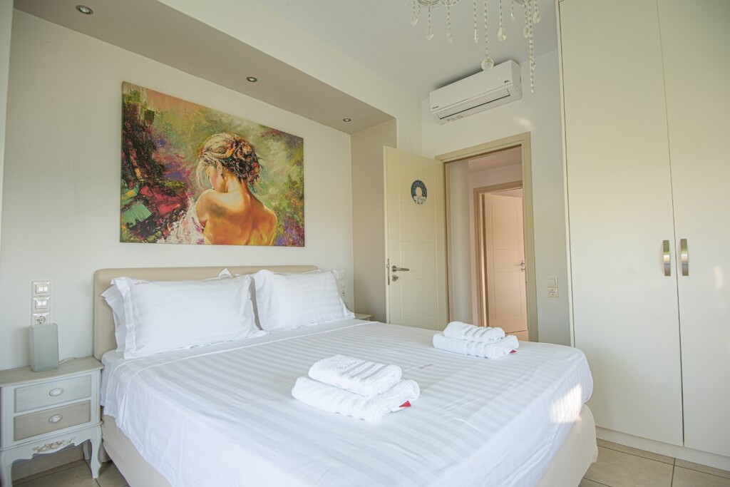 3-Bed Villa 250 sqm with pool, sea view - Paralia Milatou - thumbnail 18