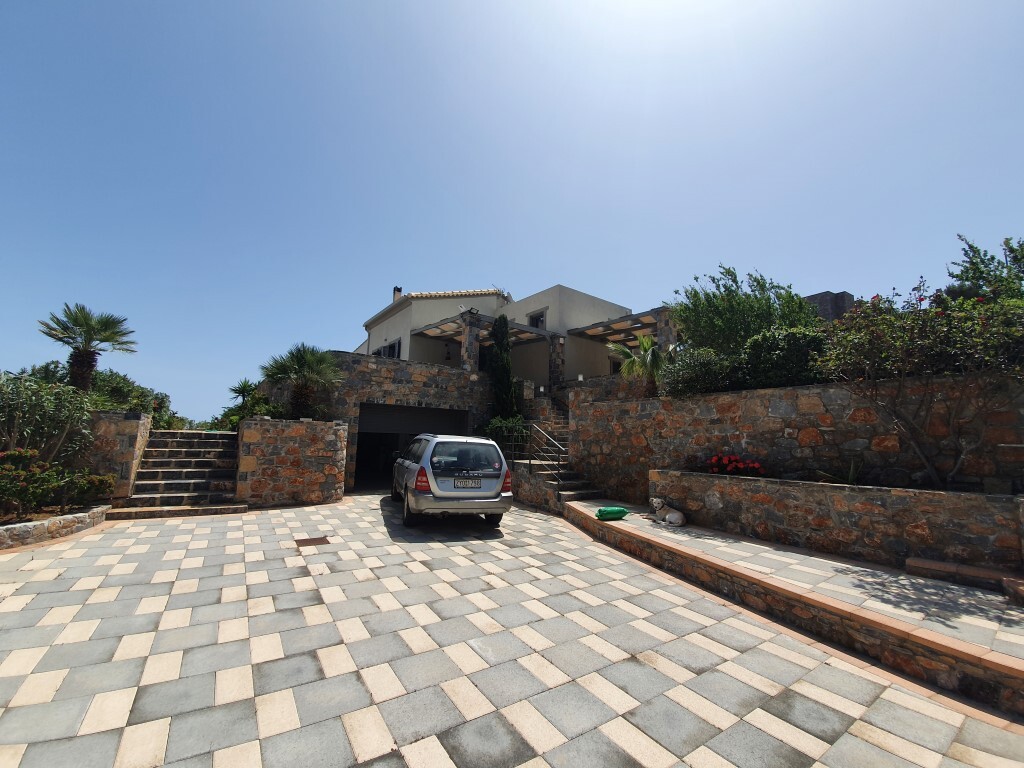 3-Bed Villa 200 sqm with pool, 275 m from the sea - Plaka - photo 2